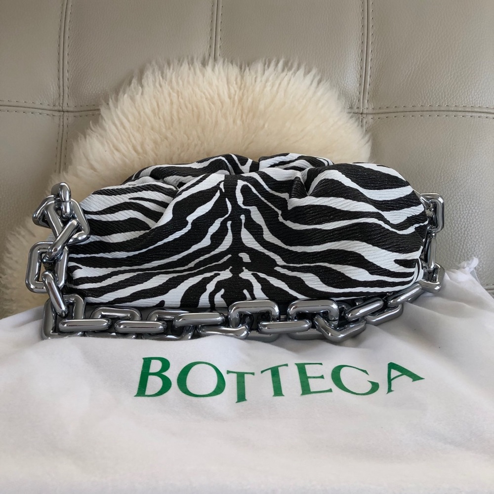 👜 SOLD bottega veneta zebra chain pouch
